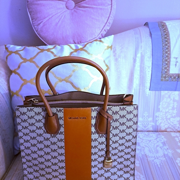 Michael Kors Tan Monogrammed Jacquard XL Mercer Handbag & Matching Wallet - Picture 4 of 13